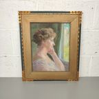 Marguerite Reh - Pastel - Dame Die Uit Het Raam Kijkt thumbnail 2