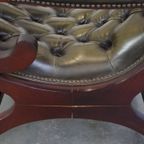 Leuke Groene Rundleren Chesterfield Fauteuil Met Een Sierlijke Vormgeving En Gecombineerd Met Hou thumbnail 13