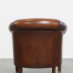 Stijlvolle En Tijdloze Bruine Rundleren Clubfauteuil In Engelse Stijl Met Een Luxe Afwerking thumbnail 4