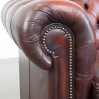 Comfortabele En Karaktervolle Donkerrode Engelse Rundleren Chesterfield Fauteuil Met Bolpootjes thumbnail 11