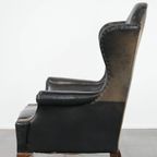 Grote Antieke Zwarte Engelse Rundleren Oorfauteuil Uit Eind 19e Eeuw Met Een Luxe Uitstraling thumbnail 6