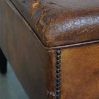 Grote Vierkante Hocker Gemaakt Van Schapenleer Met Siernagels thumbnail 12