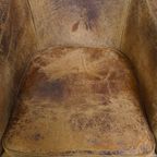 Goed Doorleefde Vintage Schapenleren Clubfauteuil Met Een Stoere Look Van Nico Van Oorschot thumbnail 6