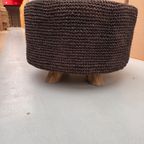 Ronde Zwarte Sisal Poef, Op 3 Houten Poten thumbnail 2