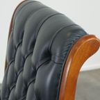 Sierlijke Donkerblauwe Chesterfield Fauteuil Gemaakt Van Rundleer En Gecombineerd Met Hout thumbnail 11