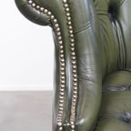 Grote Groene Rundleren Chesterfield Bureaustoel Op Wieltjes Met Een Hoge Rug thumbnail 9