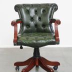Tijdloze Groene Rundleren Chesterfield Bureaustoel In Engelse Stijl Op Wieltjes thumbnail 6