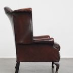 Luxe, Warm Gekleurde, Bruine Rundleren Chesterfield Oorfauteuil Met Unieke Details thumbnail 3