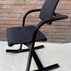 Stokke Peter Opsvik Actulum Ergonomisch Gevormde Schommelstoel - Zwarte Bekleding En Houten Frame thumbnail 8