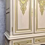 Handbeschilderde Queen Anne Vitrinekast/ Unieke Kast In Creme En Goud thumbnail 7