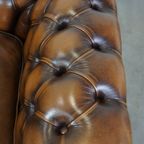 Luxe, Klassieke En Mooie Rundleren Engelse Chesterfield Fauteuil In Goede Staat thumbnail 9