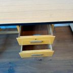 Vintage Houten Bureau Met Formica Tafelblad En Lades thumbnail 9