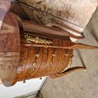 Klassieke Rond Ladekastje Bijzettafel, Met Sierlijke Versiering 3 Laatjes En Messing Versieringen Afm. 36x36cm En 81cm Hoog. thumbnail 3