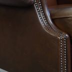 Grote, Klassieke Donkerbruine Gladde Rundleren Chesterfield Oorfauteuil In Engelse Stijl thumbnail 7