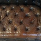Zeer Luxe, Antieke Rundleren 3 Zits Chesterfield Bank Met Een Uniek Karakter En Een Uitmuntend Pa thumbnail 7