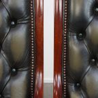 Set Van 2 Tijdloze, Klassieke Groene Rundleren Engelse Chesterfield Fauteuils Met Hout thumbnail 5