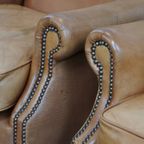 Klassieke En Unieke Set Van 2 Rundleren Oorfauteuils Afgewerkt Met Siernagels En Mooie Details thumbnail 12