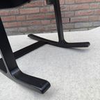 Stokke Peter Opsvik Actulum Ergonomisch Gevormde Schommelstoel - Zwarte Bekleding En Houten Frame thumbnail 17