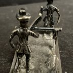 Echt Zilveren Miniatuur Van Twee Zagende Mannen Met Hoed, Merk Niekerk thumbnail 6