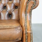 Klassieke Vintage Rundleren Engelse Chesterfield Oorfauteuil In Een Lichte Cognac Kleur thumbnail 11