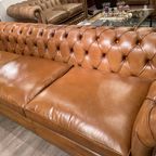 Stoere Industriële Chesterfield Rossendale Xxl Chesterfield 4 Zits Bank In Cognac / Camel Leder thumbnail 3