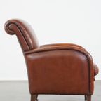 Luxe Cognac-kleurige Schapenleren Armchair Met Ronde Vormen En Een Uniek Design thumbnail 4