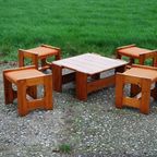 Vintage Houten Krukjes Met Oranje Bekleding Met Tafel thumbnail 3