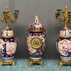 Imari. Set Pendule Met Kandelaars. thumbnail 3