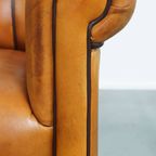 Mooie Schapenleren Design Armchair Met Een Luxe Afwerking Met Donkerbruine Biezen thumbnail 11