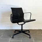 Vitra Ea 108 Black On Black Edition – Luxe Designstoel In Zwart Leer thumbnail 18