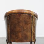 Karaktervolle Vintage Schapenleren Clubfauteuil Met Siernagels En Zwarte Biezen thumbnail 4