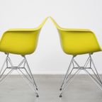 Set Van 2 Mooie En Kleurrijke Vitra Eamas Dar Design Eetkamerstoelen thumbnail 5