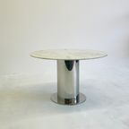Italiaanse Eettafel Met Wit Marmeren Blad En Chromen Cilindervormige Voet thumbnail 12
