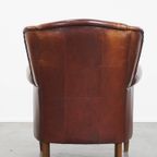 Karaktervolle Schapenleren Oorfauteuil Met Een Donkere Warme Kleurstelling En Een Prachtig Patina thumbnail 5
