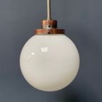 Opaline Glazen Bol Hanglamp Met Stang En Koperen Armatuur thumbnail 3