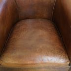 Karaktervolle Vintage Clubfauteuil Van Schapenleer Met Een Afwerking Met Siernagels thumbnail 10