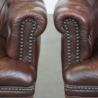Set Van 2 Charmante, Klassieke Rundleren Engelse Chesterfield Armchairs Met Sierlijke Poten thumbnail 16