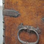 Antieke 17e Eeuwse Kist/ Kluis Met Leer Bekleed En Originele Sleutel En Een Uitstekend Patina thumbnail 12