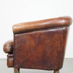 Stoere, Karaktervolle En Comfortabele Cognac-Kleurige Schapenleren Clubfauteuil Met Een Tijdloos thumbnail 6