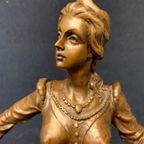 Bronzen Beeld Van Een Edele Dame Op Een Marmeren Sokkel. thumbnail 4