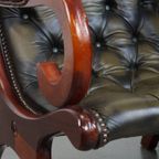 Set Van 2 Tijdloze, Klassieke Groene Rundleren Engelse Chesterfield Fauteuils Met Hout thumbnail 14