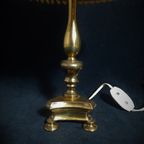 Decoratieve Tafellamp Met Driepootvoet Van Verguld Metaal En Beige Zijden Lampenkap thumbnail 4