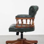 Stijlvolle Functionele Rundleren En Houten Donkergroene Chesterfield Bureaustoel Op Wieltjes thumbnail 6
