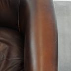 Elegante En Comfortabele Rundleren Clubfauteuil In Engelse Stijl In Een Mooie Donkere Kleur thumbnail 9