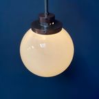 Opaline Glazen Bol Hanglamp Met Stang En Koperen Armatuur thumbnail 7