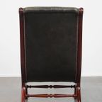 Elegante Groene Rundleren Engelse Chesterfield Fauteuil Met Een Sierlijke Afwerking Met Hout thumbnail 3