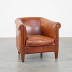 Comfortabele Cognac-kleurige Engelse Rundleren Clubfauteuil Met Een Afwerking Met Siernagels thumbnail 2