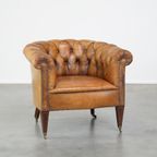 Antieke, Karakteristieke Schapenleren Chesterfield Clubfauteuil Op Wieltjes thumbnail 2