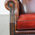 Stijlvolle Vintage, Luxe Schapenleren Oorfauteuil Met Een Rood Corduroy Zitkussen thumbnail 11