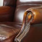 Klassieke, Luxe En Comfortabele Donkere Engelse Stijl Schapenleren Oorfauteuil Met Veel Karakter thumbnail 10